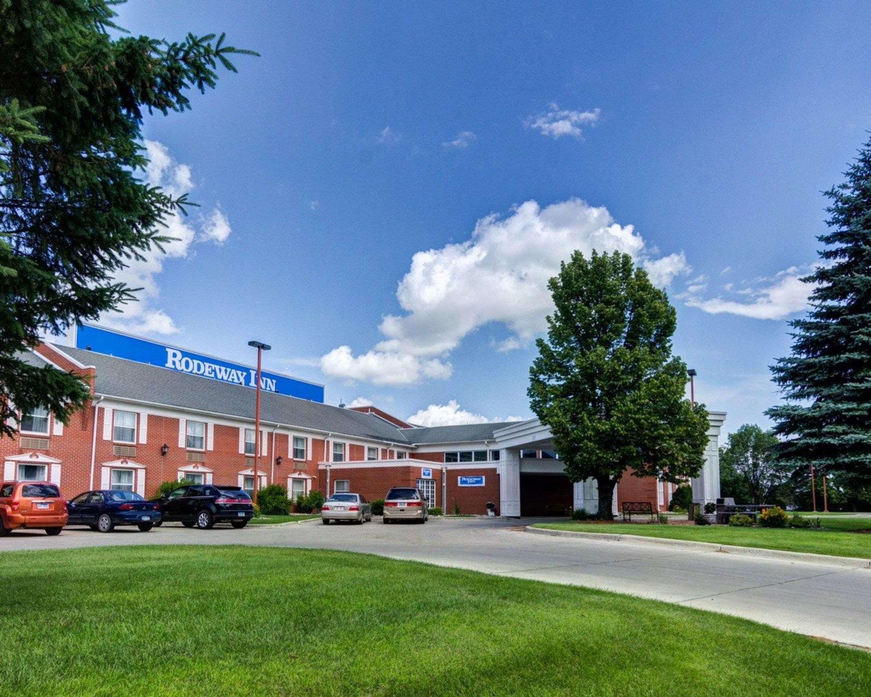 Rodeway Inn Columbia Mall Loop Grand Forks Bagian luar foto